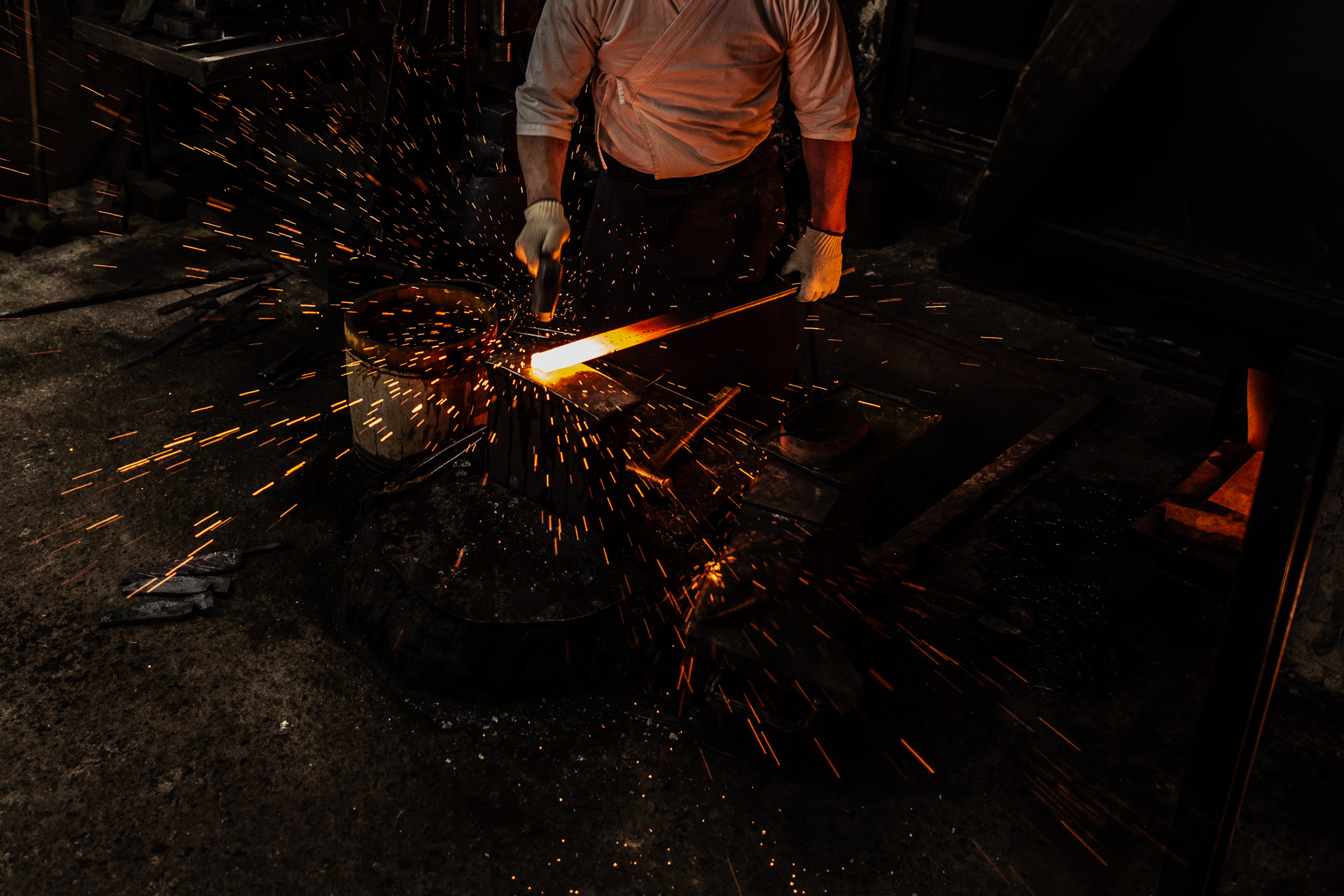 Nigara workshop and knife image from Nigara’s official site.